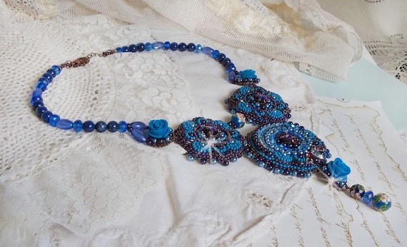 Plastron Roses Bleues Royales avec des cristaux de Swarovski et des rocailles