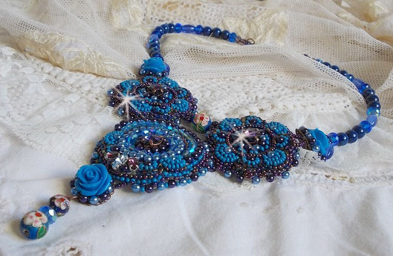 Plastron Roses Bleues Royales avec des cristaux de Swarovski et des rocailles
