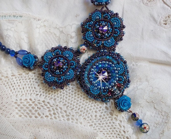 Plastron Roses Bleues Royales avec des cristaux de Swarovski et des rocailles