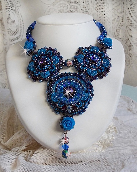 Plastron Roses Bleues Royales avec des cristaux de Swarovski et des rocailles
