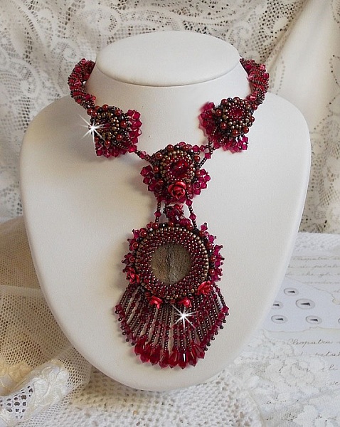 Collier Rubby One brod&eacute;  avec un cabochon en c&eacute;ramique de couleur Gris/Marron &agrave; laquelle s'ajoute des cabochons ronds en Cristal Siam, rocailles Bronze, toupies Light Rose et Rubby avec fermoir en T