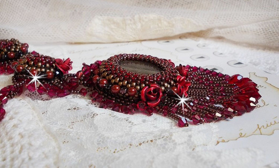 Collier Rubby One brod&eacute;  avec un cabochon en c&eacute;ramique de couleur Gris/Marron &agrave; laquelle s'ajoute des cabochons ronds en Cristal Siam, rocailles Bronze, toupies Light Rose et Rubby avec fermoir en T