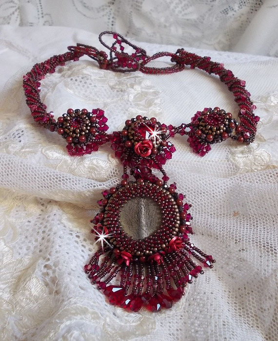 Collier Rubby One brod&eacute;  avec un cabochon en c&eacute;ramique de couleur Gris/Marron &agrave; laquelle s'ajoute des cabochons ronds en Cristal Siam, rocailles Bronze, toupies Light Rose et Rubby avec fermoir en T