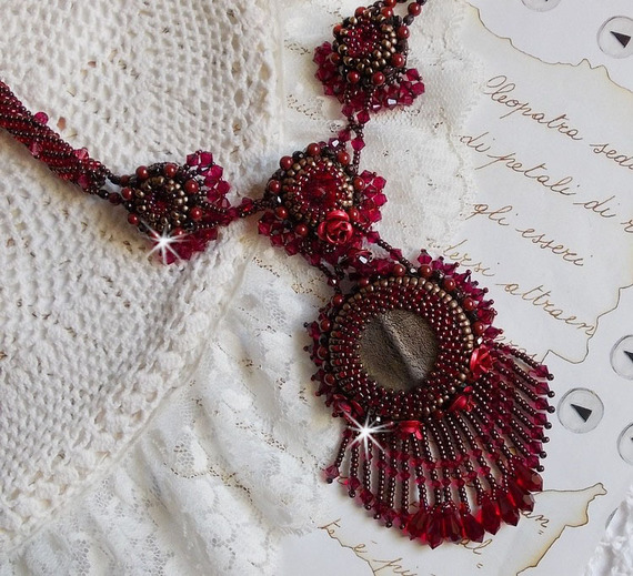 Collier Rubby One brod&eacute;  avec un cabochon en c&eacute;ramique de couleur Gris/Marron &agrave; laquelle s'ajoute des cabochons ronds en Cristal Siam, rocailles Bronze, toupies Light Rose et Rubby avec fermoir en T