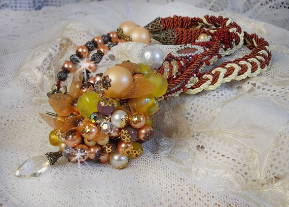 Collier Caresse de Perles brod&eacute; de perles diverses 