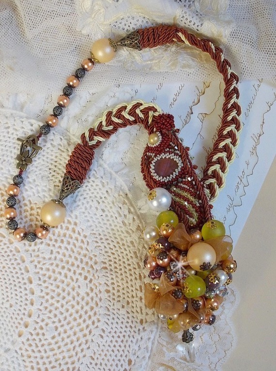 Collier Caresse de Perles brod&eacute; de perles diverses 