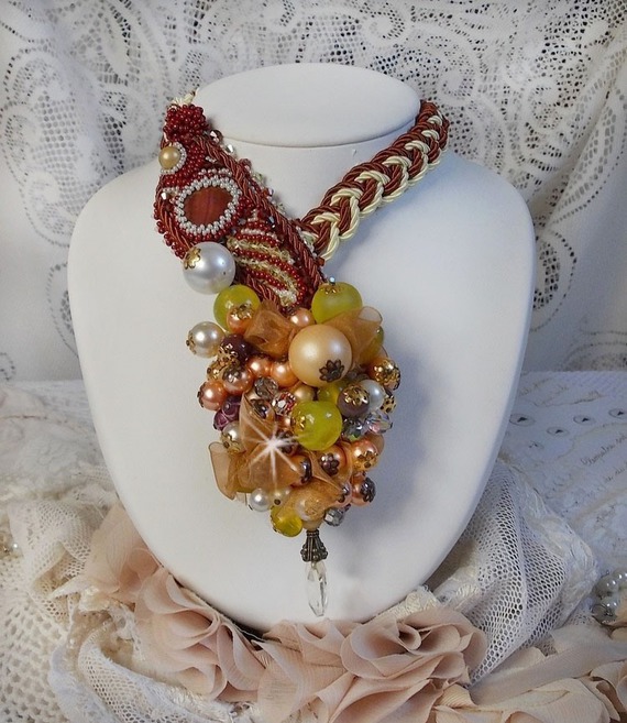 Collier Caresse de Perles brod&eacute; de perles diverses 