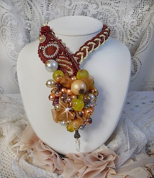 Collier Caresse de Perles brod&eacute; de perles diverses 