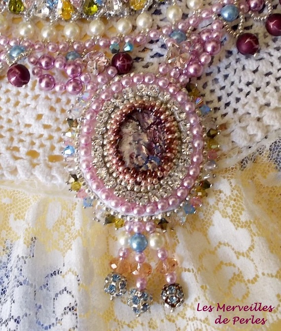 Plastron Reine des Nuits, une pluie de merveilleux cristaux et perles nacr&eacute;es 