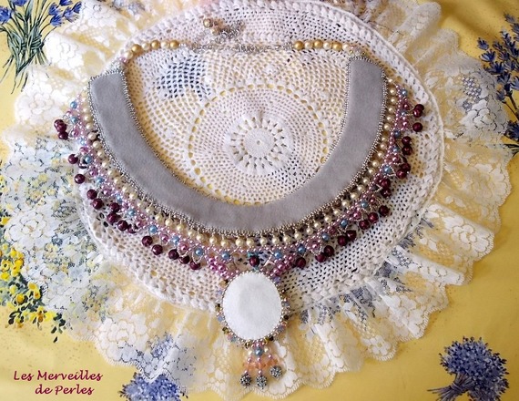 Plastron Reine des Nuits, une pluie de merveilleux cristaux et perles nacr&eacute;es 