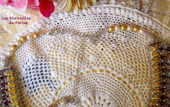 Plastron Reine des Nuits, une pluie de merveilleux cristaux et perles nacr&eacute;es 