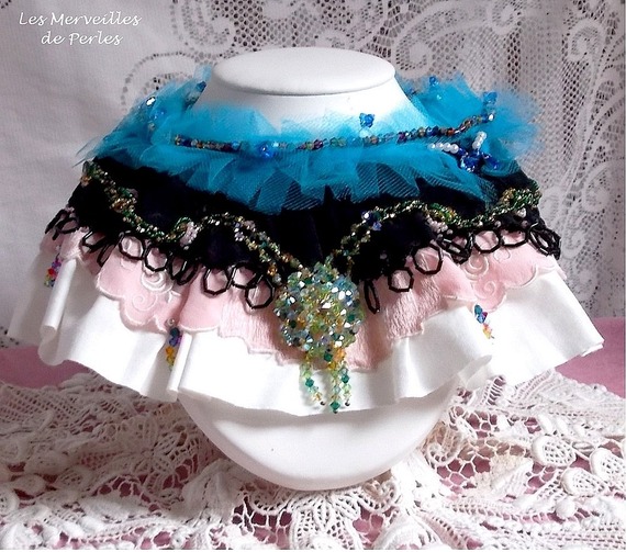 Collier plastron Ville du Soir en Carousel brod&eacute; avec des Cristaux de Swarovski