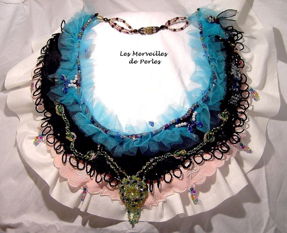 Collier plastron Ville du Soir en Carousel brod&eacute; avec des Cristaux de Swarovski
