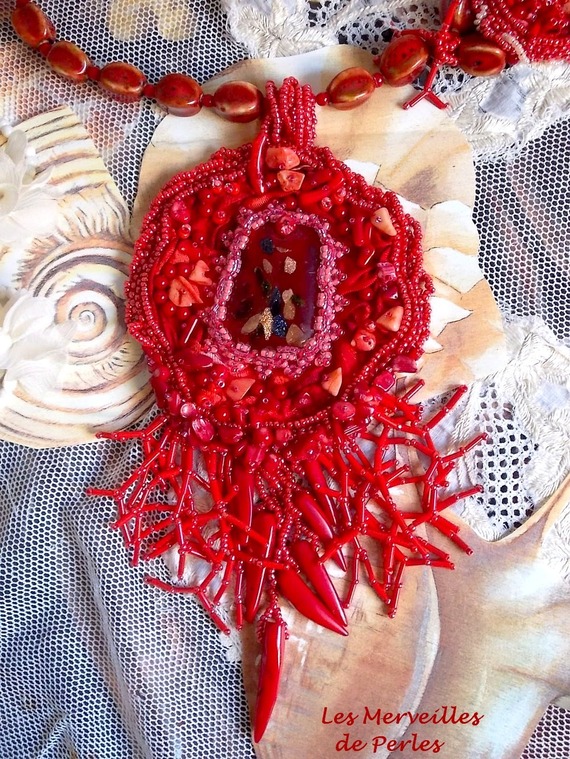 Plastron pendentif Coralie brod&eacute; avec des pierres semi-pr&eacute;cieuses en abondance.