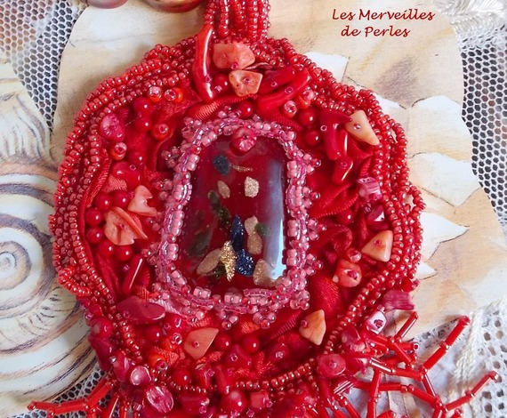 Plastron pendentif Coralie brod&eacute; avec des pierres semi-pr&eacute;cieuses en abondance.