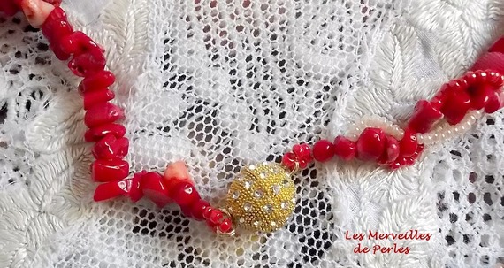 Plastron pendentif Coralie brod&eacute; avec des pierres semi-pr&eacute;cieuses en abondance.