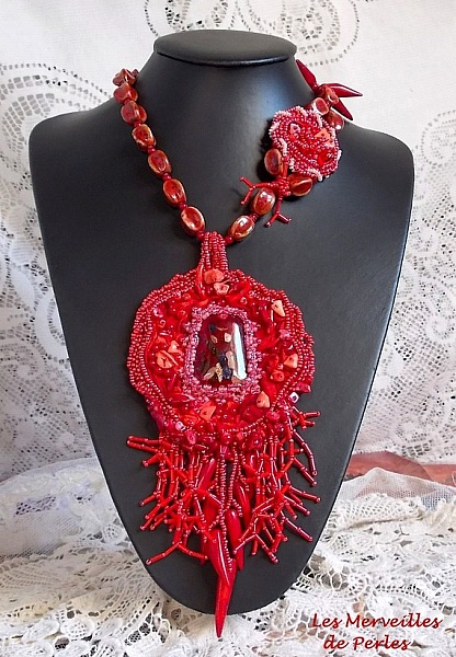 Plastron pendentif Coralie brod&eacute; avec des pierres semi-pr&eacute;cieuses en abondance.