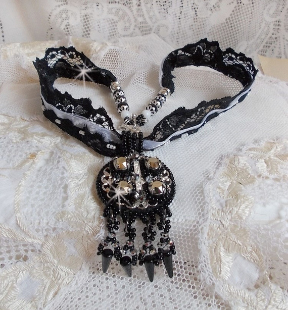 Collier pendentif Goldnight brod&eacute; avec des cristaux de Swarovski fa&ccedil;on baroque