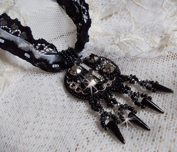 Collier pendentif Goldnight brod&eacute; avec des cristaux de Swarovski fa&ccedil;on baroque