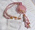 Collier pendentif Quartzib'Elle brod&eacute; avec un Quartz rose, une pierre tr&egrave;s fine 