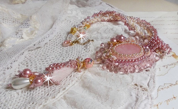 Collier pendentif Quartzib'Elle brod&eacute; avec un Quartz rose, une pierre tr&egrave;s fine 