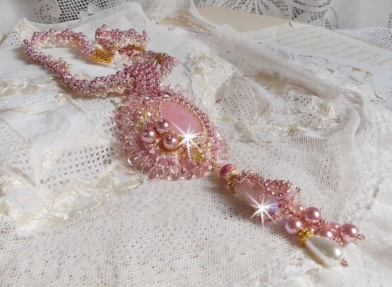 Collier pendentif Quartzib'Elle brod&eacute; avec un Quartz rose, une pierre tr&egrave;s fine 
