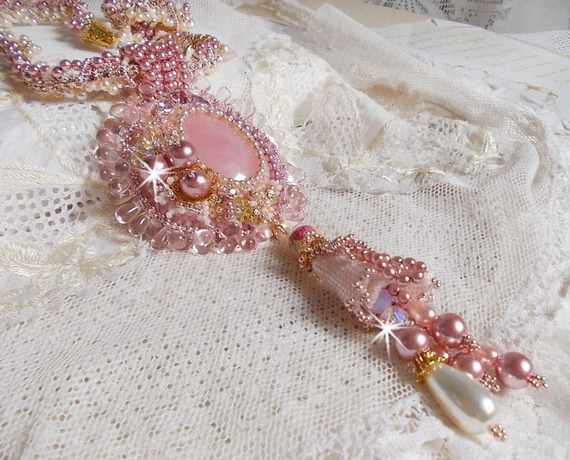 Collier pendentif Quartzib'Elle brod&eacute; avec un Quartz rose, une pierre tr&egrave;s fine 