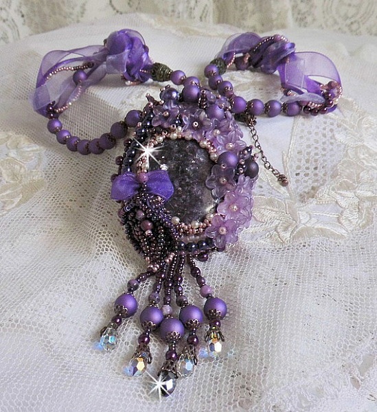 Collier pendentif Chinese Purple Stone brod&eacute; avec des pierres fines les Sugilites
