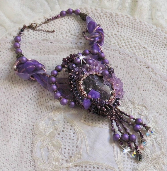 Collier pendentif Chinese Purple Stone brod&eacute; avec des pierres fines les Sugilites