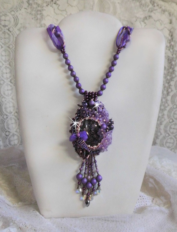 Collier pendentif Chinese Purple Stone brod&eacute; avec des pierres fines les Sugilites