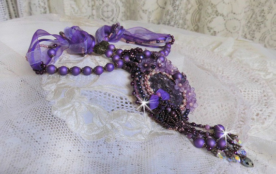 Collier pendentif Chinese Purple Stone brod&eacute; avec des pierres fines les Sugilites