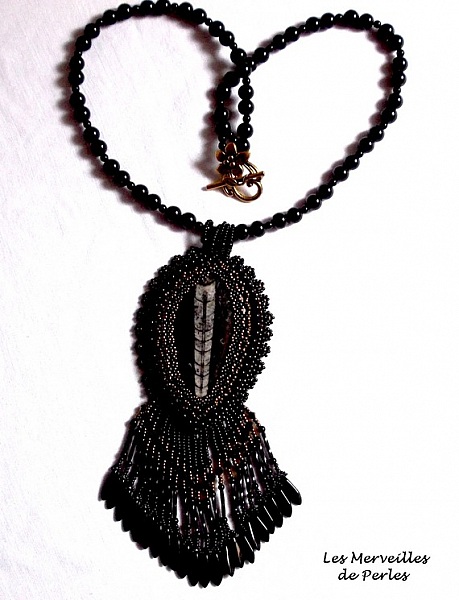 Collier pendentif Lisbonne brod&eacute; avec de magnifiques perles en onyx noir