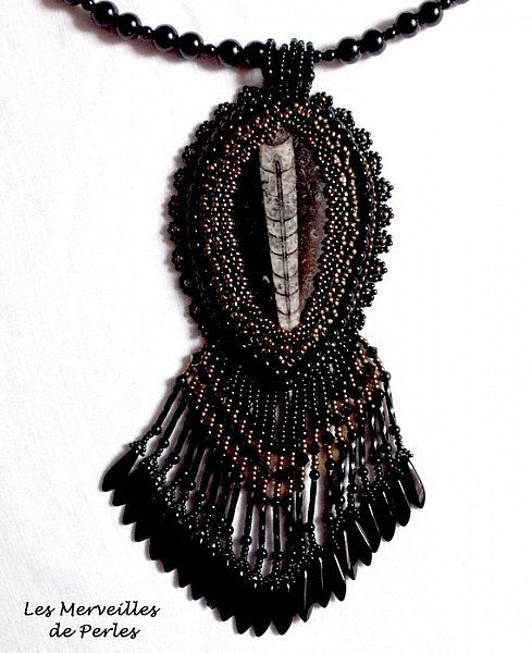 Collier pendentif Lisbonne brod&eacute; avec de magnifiques perles en onyx noir