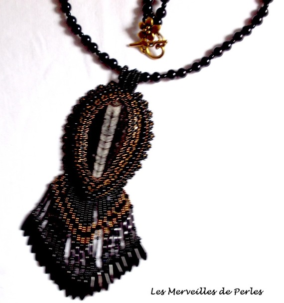 Collier pendentif Lisbonne brod&eacute; avec de magnifiques perles en onyx noir