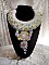 Plastron Envol&eacute;e Fleurie Haute Couture brod&eacute; avec des cabochons Nacre et R&eacute;sine aux couleurs Fuchsia et Ivoire, s&rsquo;ajoute des fleurs lucites, feuilles en verre, chatons et perles en Cristal.