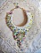 Plastron Envol&eacute;e Fleurie Haute Couture brod&eacute; avec des cabochons Nacre et R&eacute;sine aux couleurs Fuchsia et Ivoire, s&rsquo;ajoute des fleurs lucites, feuilles en verre, chatons et perles en Cristal.