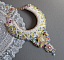 Plastron Envol&eacute;e Fleurie Haute Couture brod&eacute; avec des cabochons Nacre et R&eacute;sine aux couleurs Fuchsia et Ivoire, s&rsquo;ajoute des fleurs lucites, feuilles en verre, chatons et perles en Cristal.