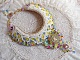 Plastron Envol&eacute;e Fleurie Haute Couture brod&eacute; avec des cabochons Nacre et R&eacute;sine aux couleurs Fuchsia et Ivoire, s&rsquo;ajoute des fleurs lucites, feuilles en verre, chatons et perles en Cristal.