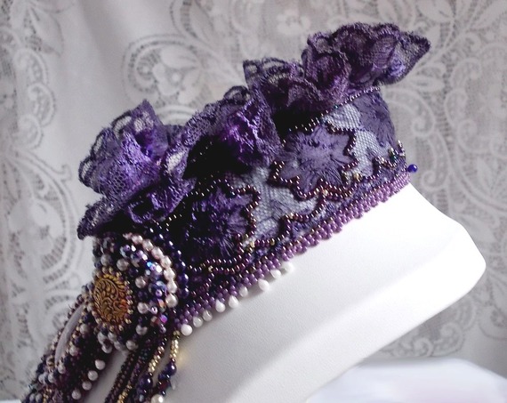 Collier plastron Les Merveilles D'Antan, inspiration belle &eacute;poque avec une dentelle violette et de tr&egrave;s belles perles brod&eacute; fa&ccedil;on Haute-Couture.