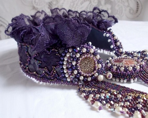 Collier plastron Les Merveilles D'Antan, inspiration belle &eacute;poque avec une dentelle violette et de tr&egrave;s belles perles brod&eacute; fa&ccedil;on Haute-Couture.