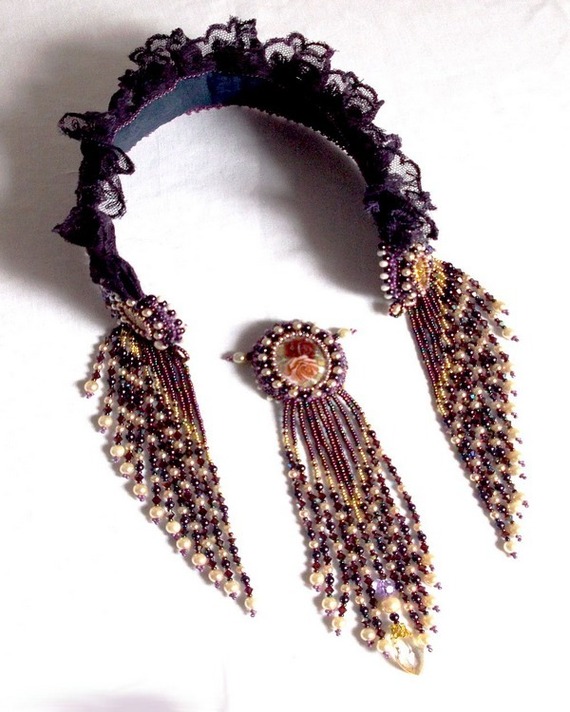 Collier plastron Les Merveilles D'Antan, inspiration belle &eacute;poque avec une dentelle violette et de tr&egrave;s belles perles brod&eacute; fa&ccedil;on Haute-Couture.