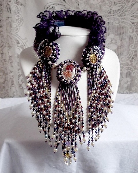 Collier plastron Les Merveilles D'Antan, inspiration belle &eacute;poque avec une dentelle violette et de tr&egrave;s belles perles brod&eacute; fa&ccedil;on Haute-Couture.