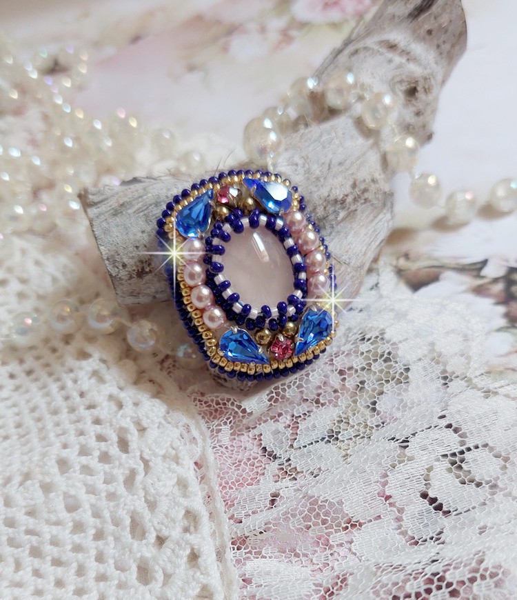 Bague Gabrielle brod&eacute;e avec un cabochon ovale en pierre de gemme : le Quartz Rose &agrave; laquelle s'ajoute des cabochons poires et chatons en Cristal, perles nacr&eacute;es, rocailles sur bague en laiton Bronze