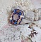 Bague Gabrielle brod&eacute;e avec un cabochon ovale en pierre de gemme : le Quartz Rose &agrave; laquelle s'ajoute des cabochons poires et chatons en Cristal, perles nacr&eacute;es, rocailles sur bague en laiton Bronze