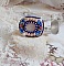 Bague Gabrielle brod&eacute;e avec un cabochon ovale en pierre de gemme : le Quartz Rose &agrave; laquelle s'ajoute des cabochons poires et chatons en Cristal, perles nacr&eacute;es, rocailles sur bague en laiton Bronze