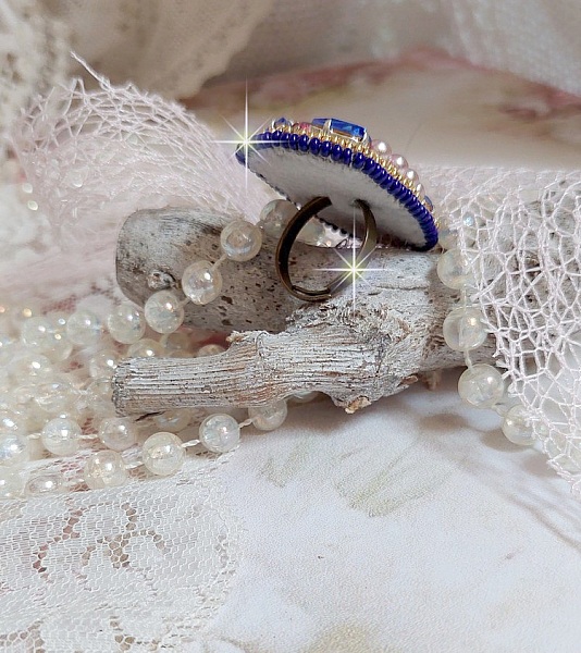 Bague Gabrielle brod&eacute;e avec un cabochon ovale en pierre de gemme : le Quartz Rose &agrave; laquelle s'ajoute des cabochons poires et chatons en Cristal, perles nacr&eacute;es, rocailles sur bague en laiton Bronze