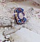 Bague Gabrielle brod&eacute;e avec un cabochon ovale en pierre de gemme : le Quartz Rose &agrave; laquelle s'ajoute des cabochons poires et chatons en Cristal, perles nacr&eacute;es, rocailles sur bague en laiton Bronze
