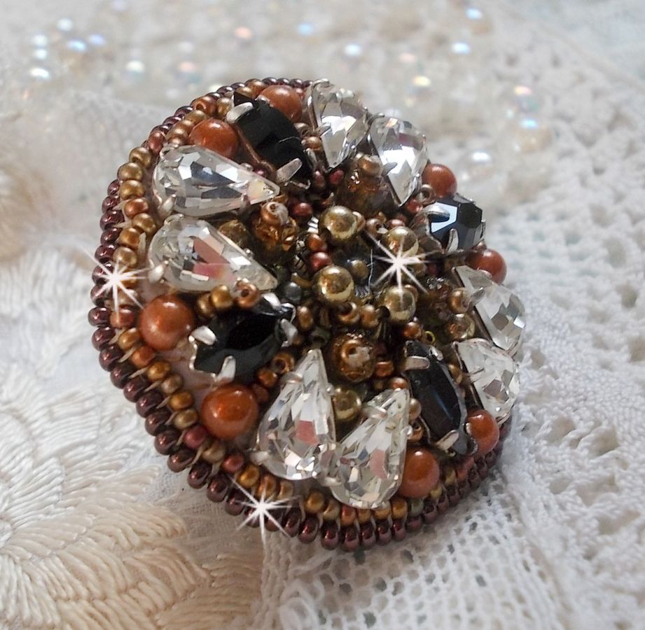 Bague Amber Romance avec cristaux : navettes Jet, Poires Cristal et perles rondes nacr&eacute;es sur une bague couleur Bronze. Les cristaux sont orn&eacute;s de perles magiques et rocailles, un style Am&eacute;rindien