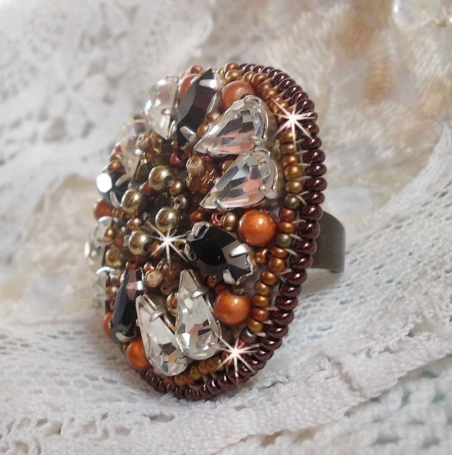 Bague Amber Romance avec cristaux : navettes Jet, Poires Cristal et perles rondes nacr&eacute;es sur une bague couleur Bronze. Les cristaux sont orn&eacute;s de perles magiques et rocailles, un style Am&eacute;rindien