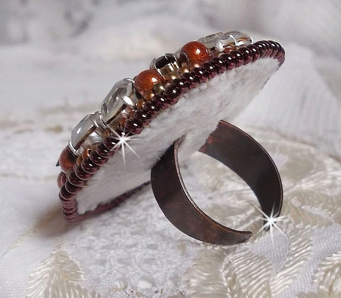 Bague Amber Romance avec cristaux : navettes Jet, Poires Cristal et perles rondes nacr&eacute;es sur une bague couleur Bronze. Les cristaux sont orn&eacute;s de perles magiques et rocailles, un style Am&eacute;rindien